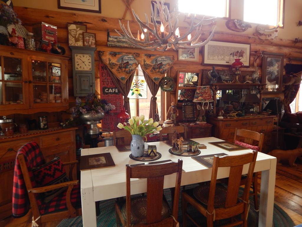 Idle Spurs Log Cabin Bed & Breakfast Black Diamond Екстериор снимка