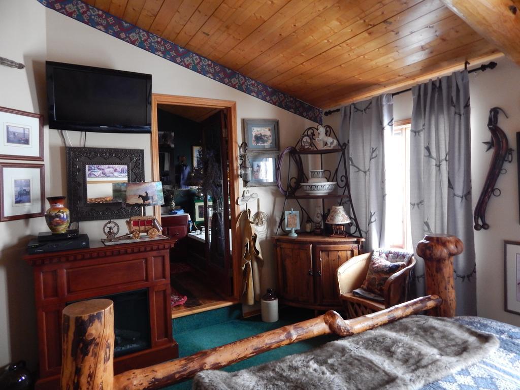 Idle Spurs Log Cabin Bed & Breakfast Black Diamond Екстериор снимка