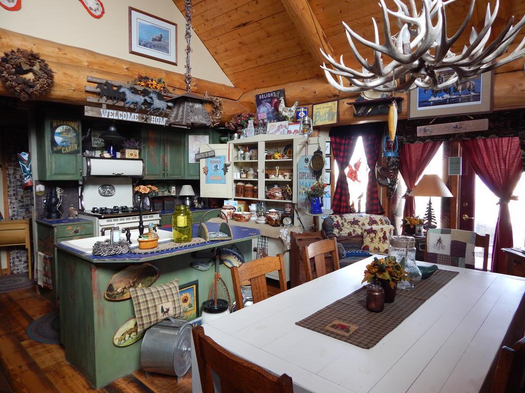 Idle Spurs Log Cabin Bed & Breakfast Black Diamond Екстериор снимка